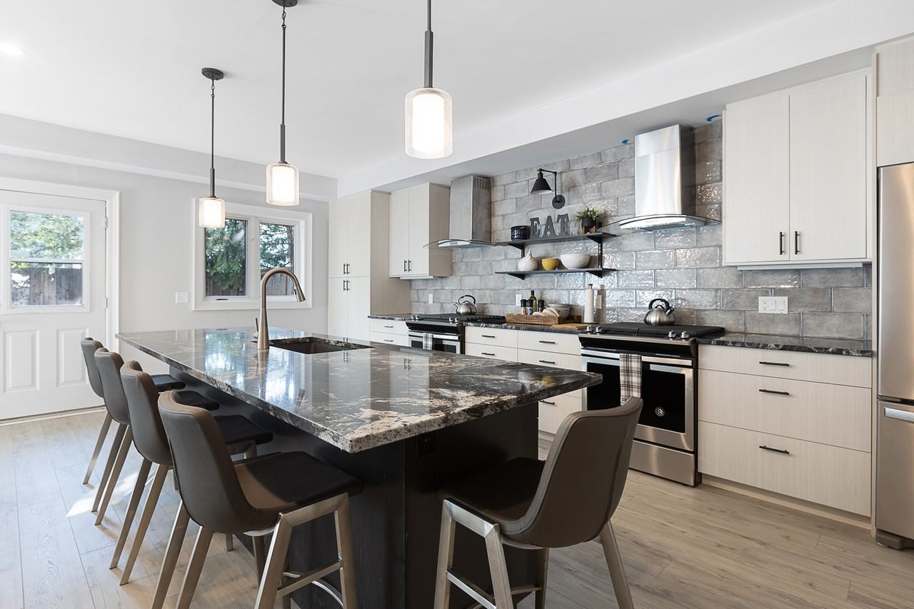 240 Blackburn - Photo 6 of 50