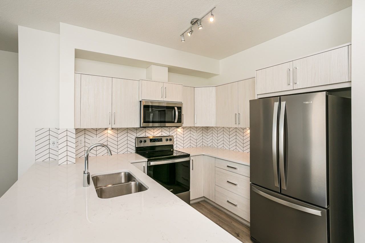 Solis at Giroux - Photo 4 of 50