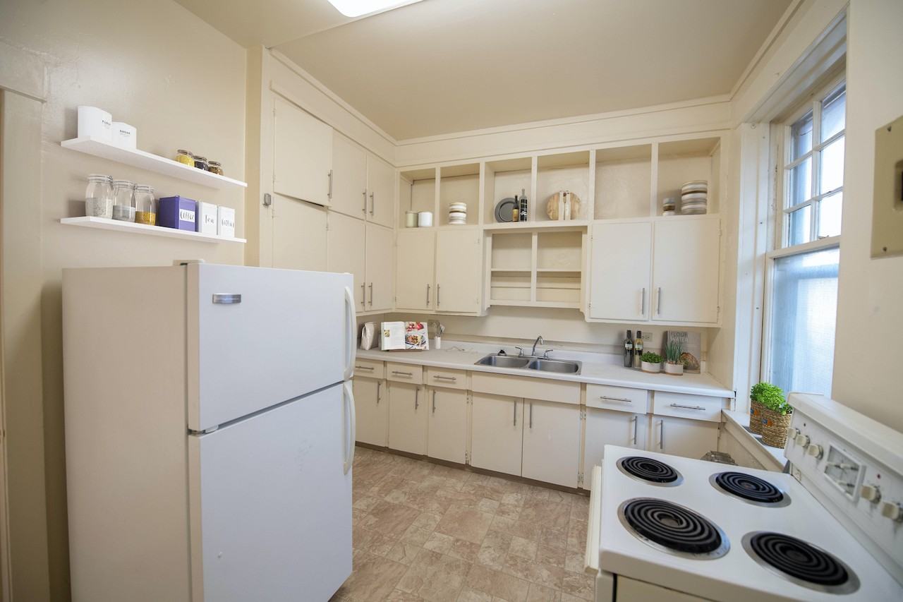 Panama Court - Photo 3 of 8