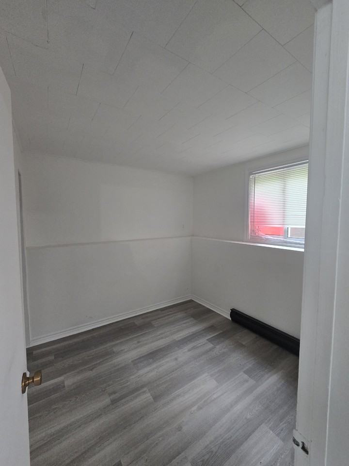 468 Clarence St - Photo 4 of 6