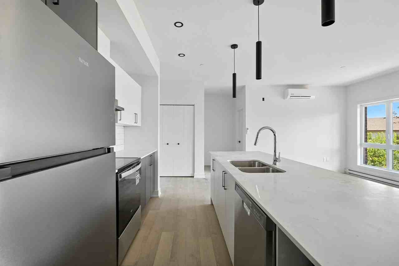 Vertigo - Photo 3 of 50