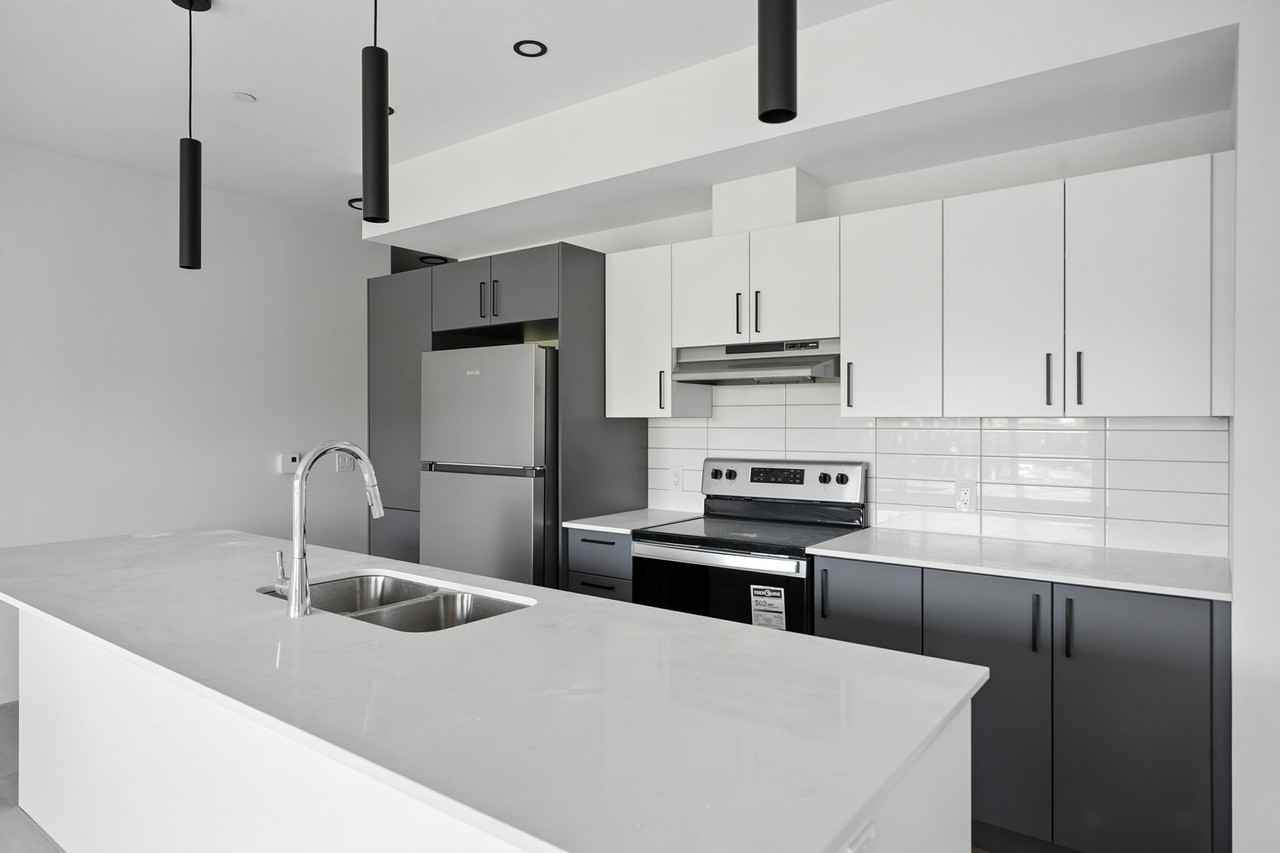 Vertigo - Photo 7 of 50