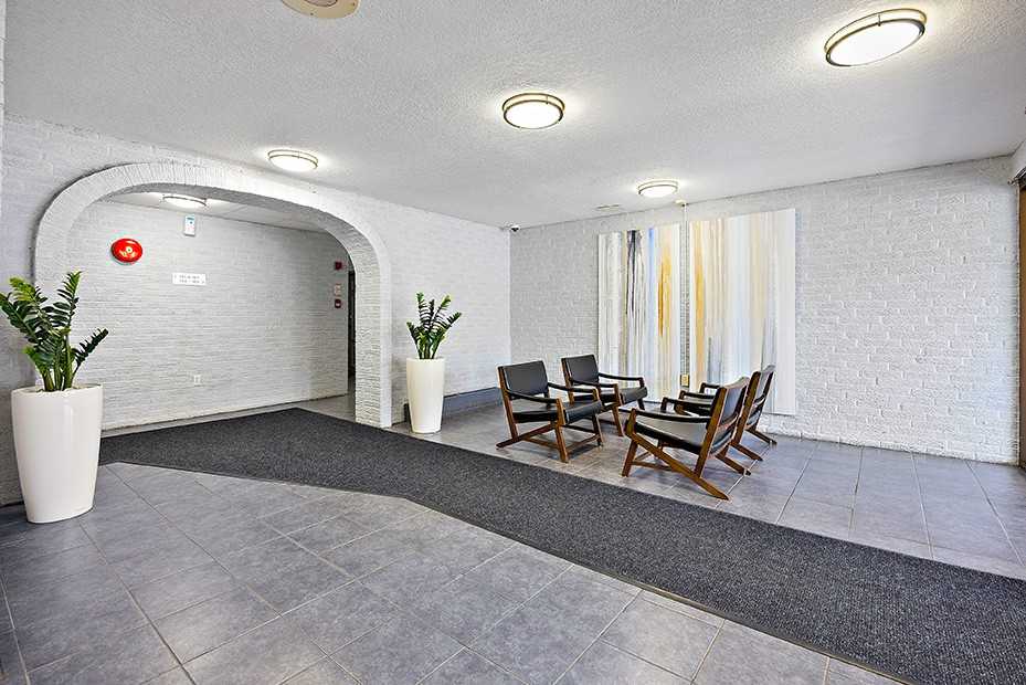 498 Queens Avenue - Photo 3 of 10