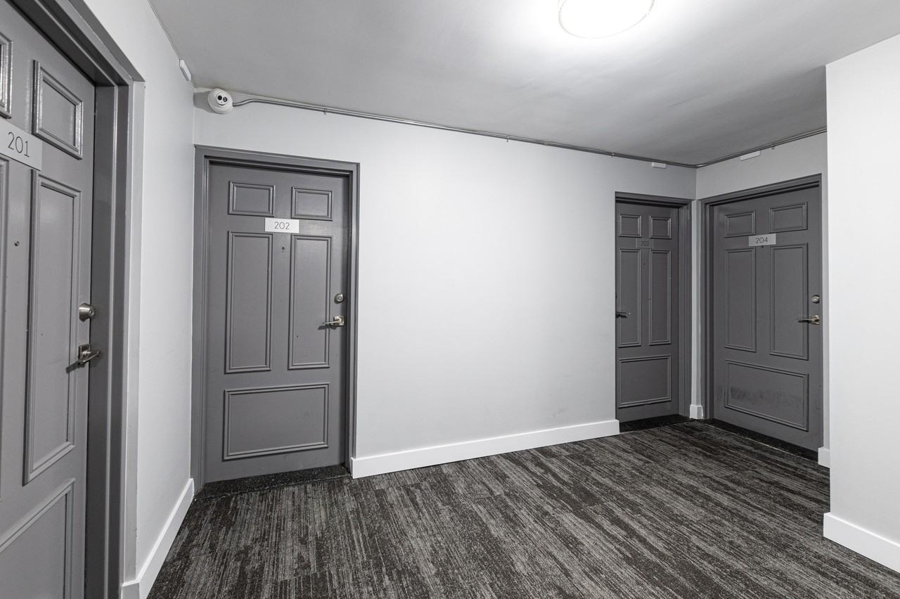 498 Queens Avenue - Photo 6 of 10