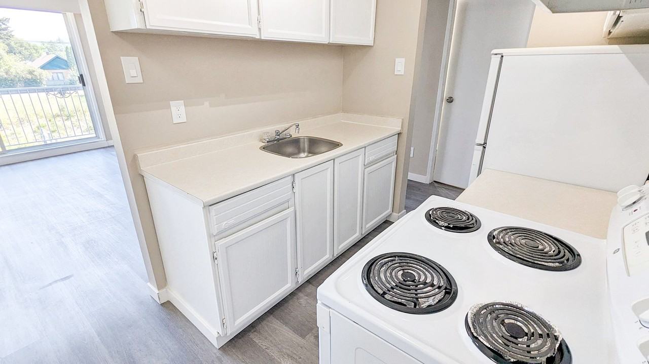 Queensway Place Apartments - Photo 6 of 16