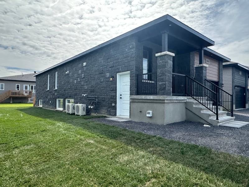 1232 Montblanc Cres Unit A - Photo 2 of 13