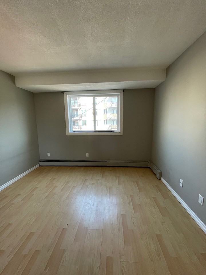 9904 90 Avenue Northwest - Photo 4 of 38
