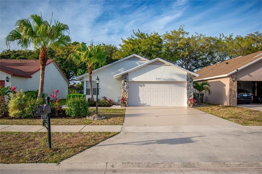 9107 Chatsworth Cascades - Photo 2 of 37