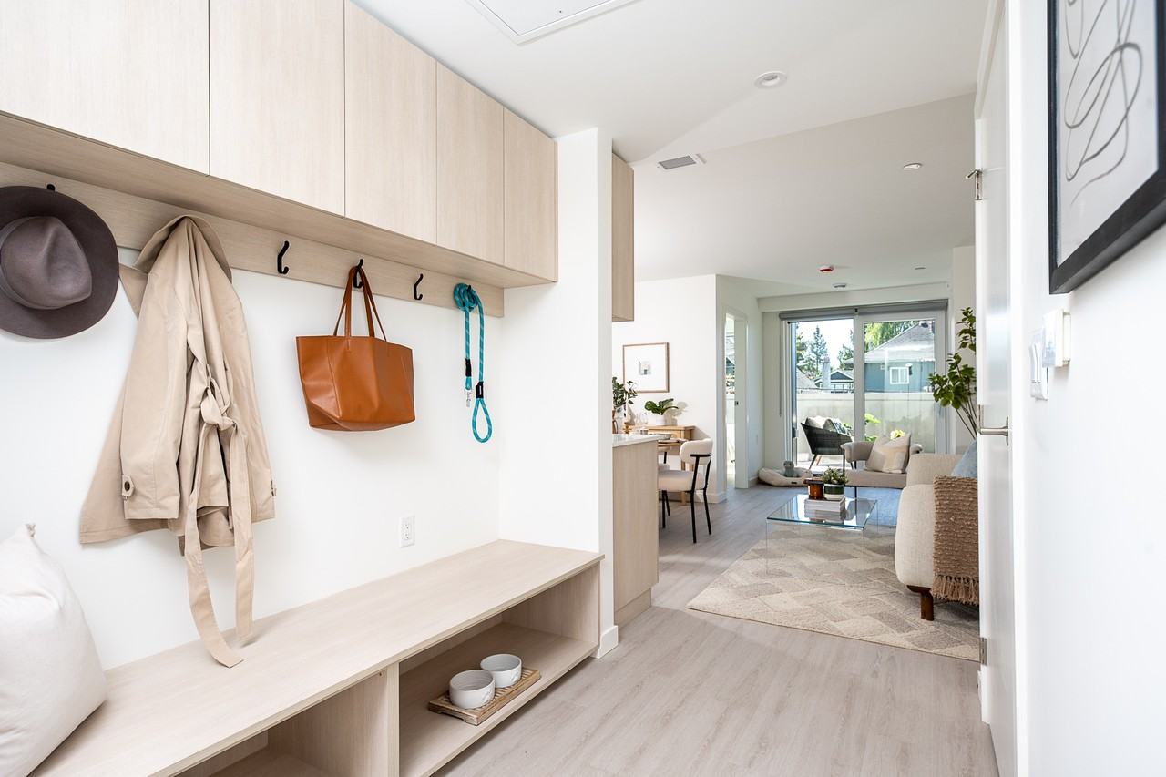 Neighbour on 4th - Photo 4 of 35