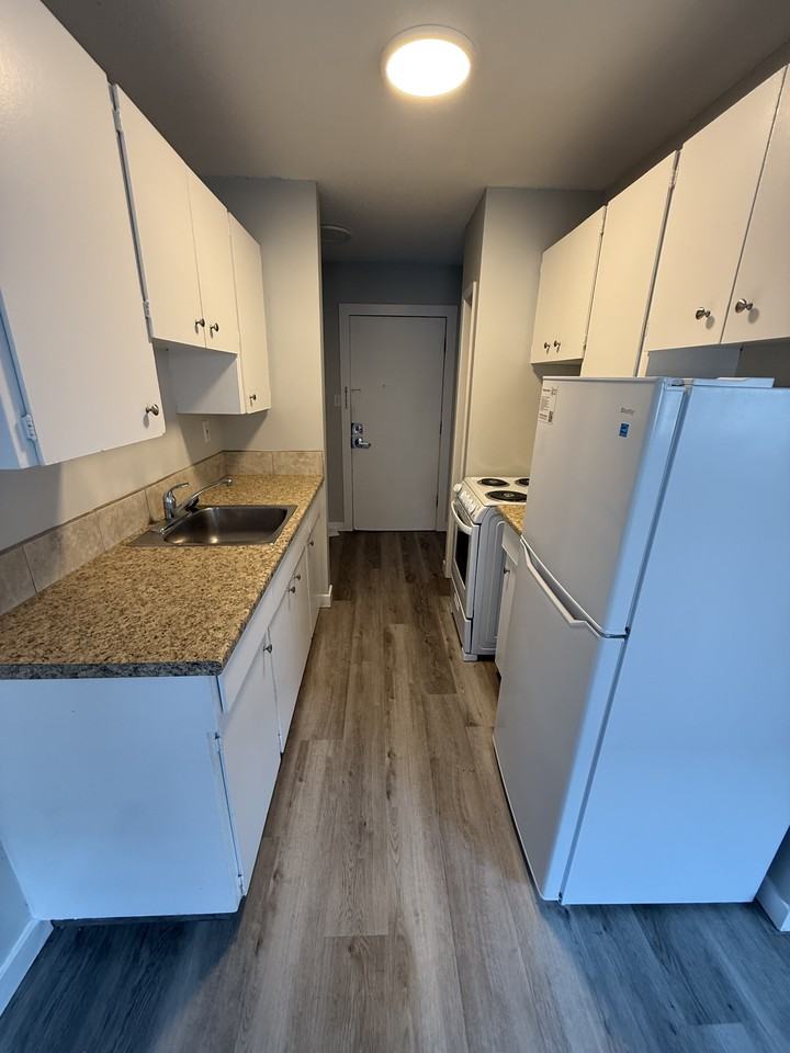 Pinecrest Manor - Photo 4 of 37