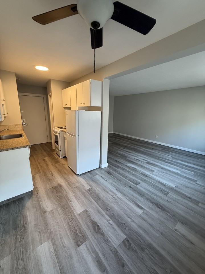 Pinecrest Manor - Photo 5 of 37