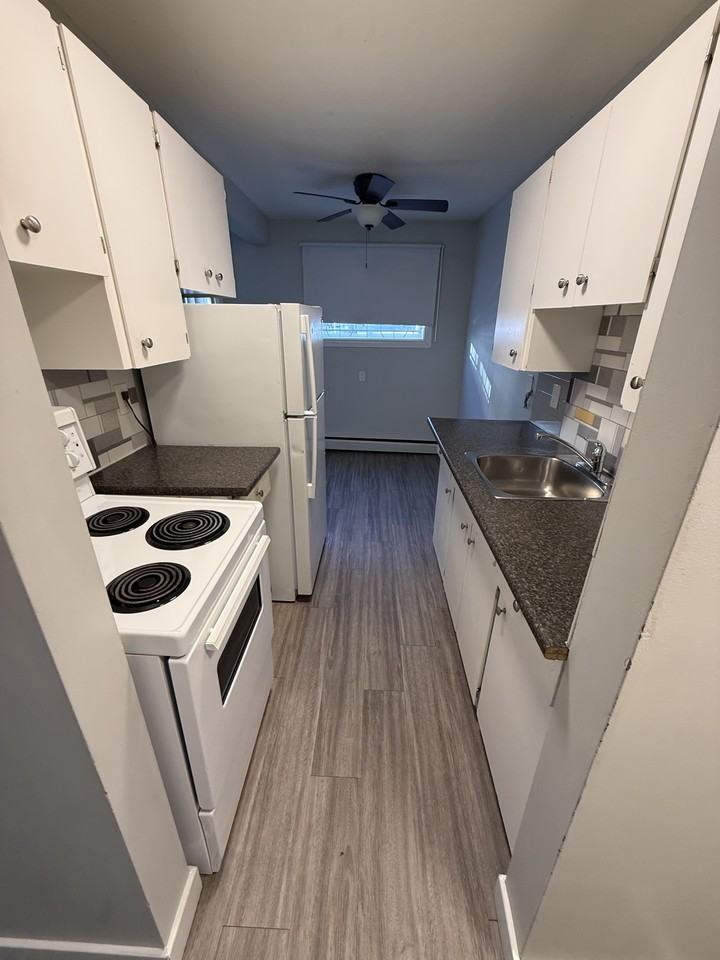 Pinecrest Manor LIMITED TIME: 1 MONTH FREE + FREE EARLY MOVE - Photo 3 of 18