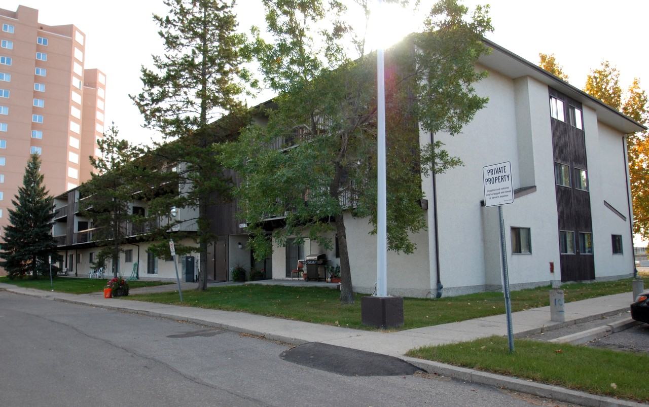 Surrey Manor - Photo 3 of 9