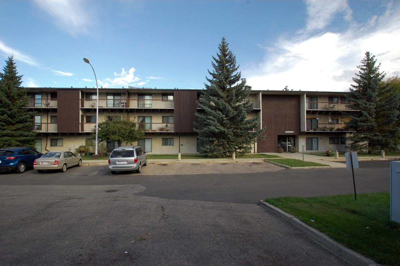 Surrey Manor - Photo 6 of 9