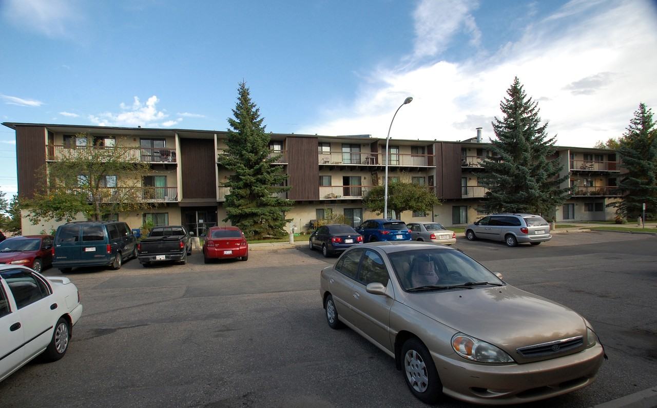 Surrey Manor - Photo 7 of 9