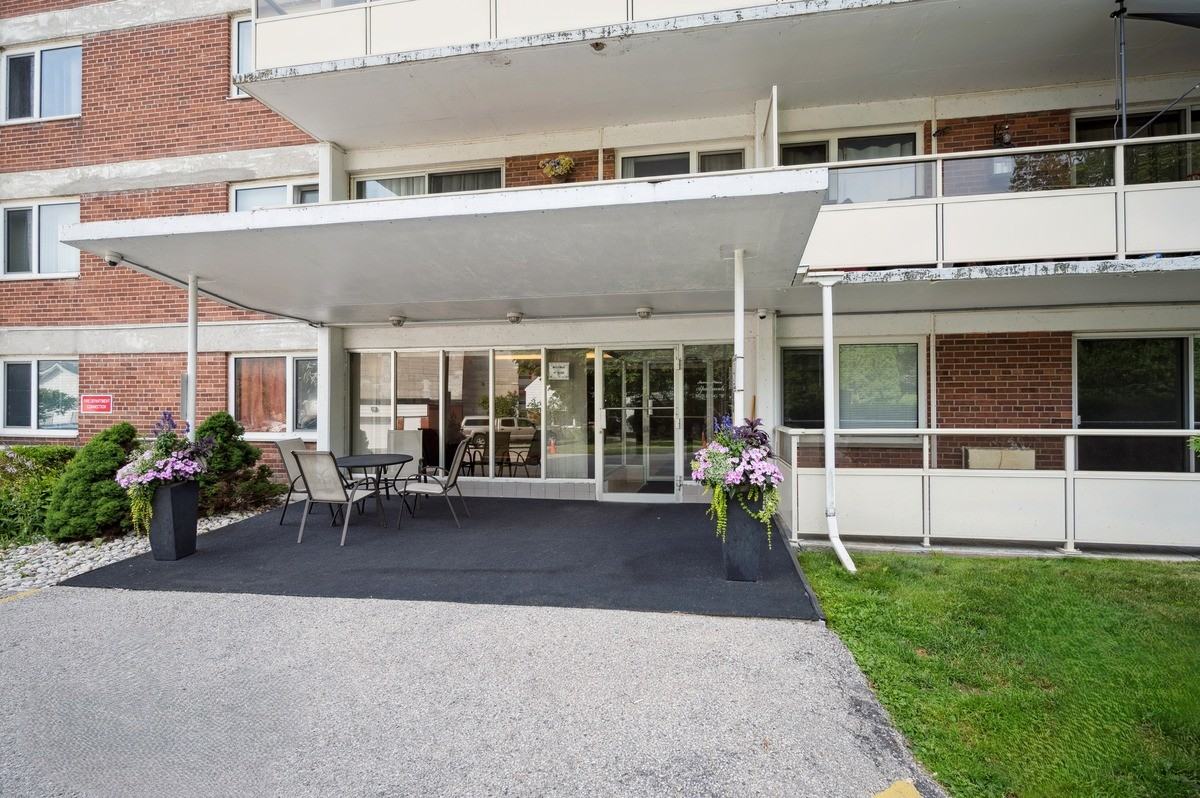 Surrey Place Apartments - Photo 5 of 24