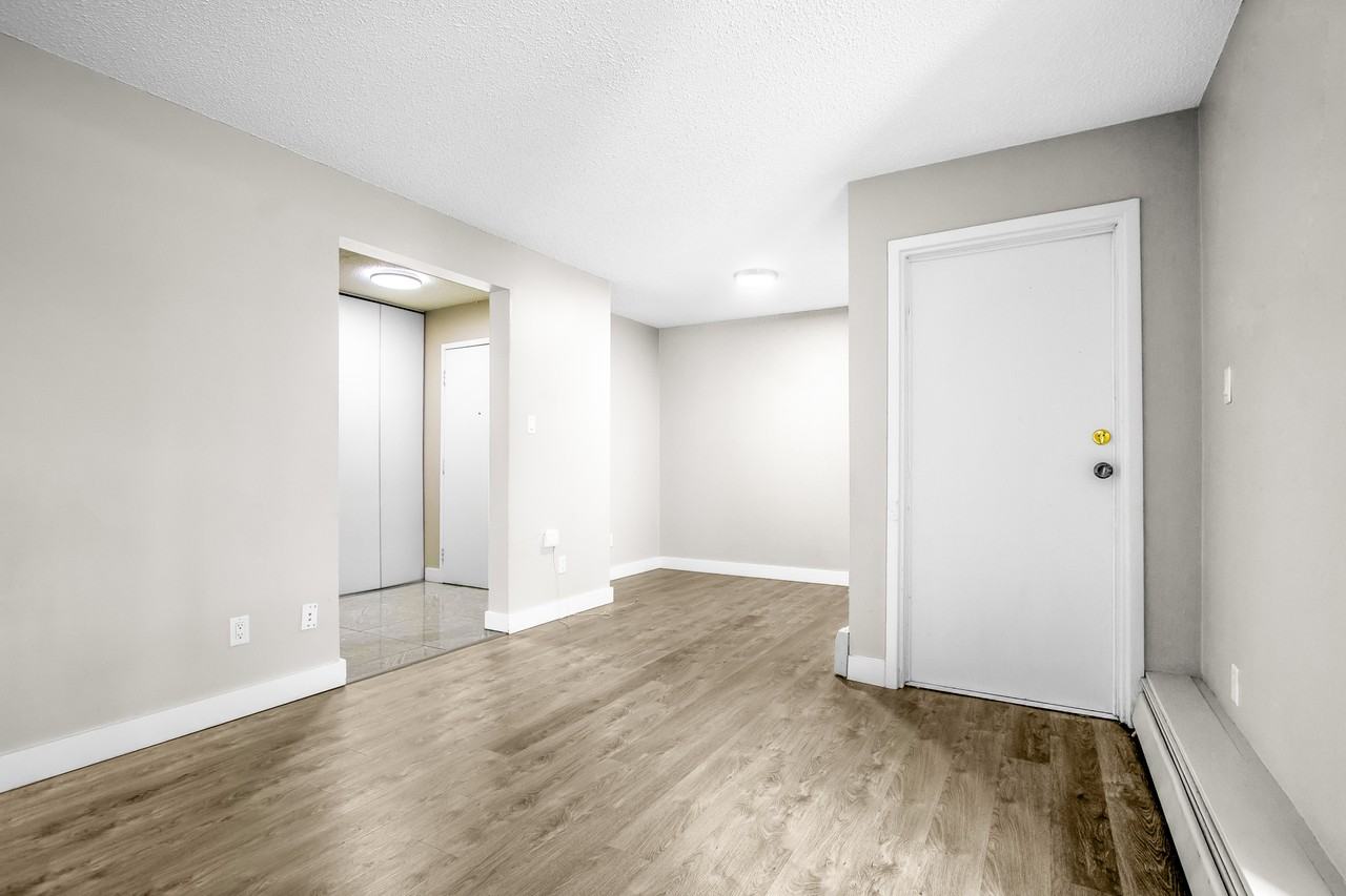 Ekota Manor - Photo 3 of 8