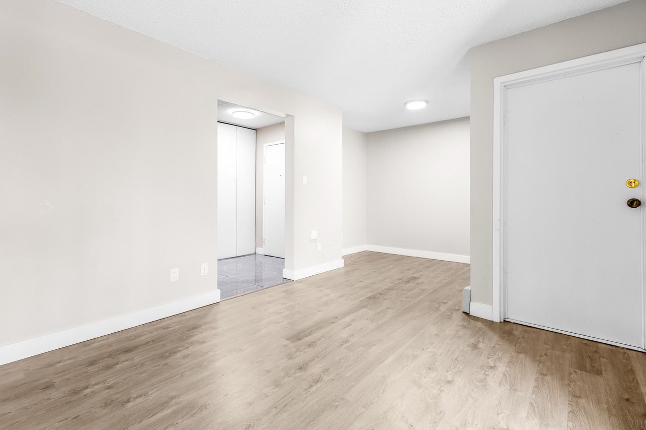 Ekota Manor - Photo 4 of 8