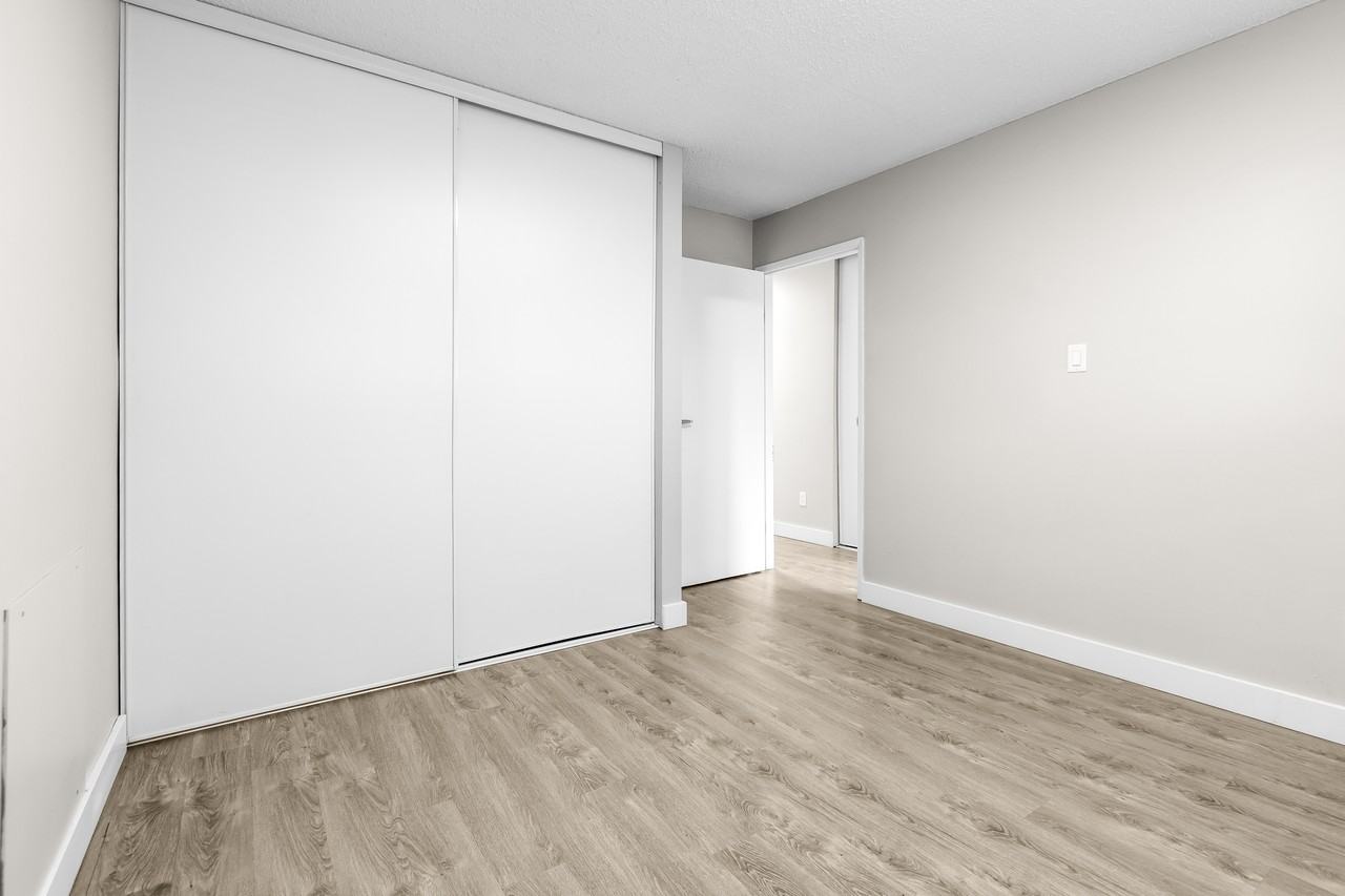 Ekota Manor - Photo 5 of 8