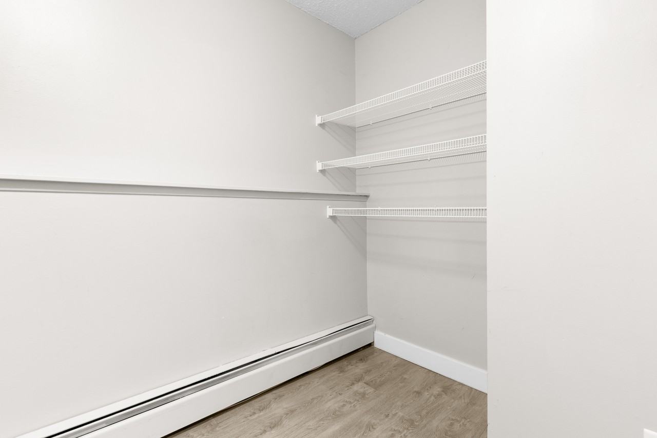 Ekota Manor - Photo 6 of 8