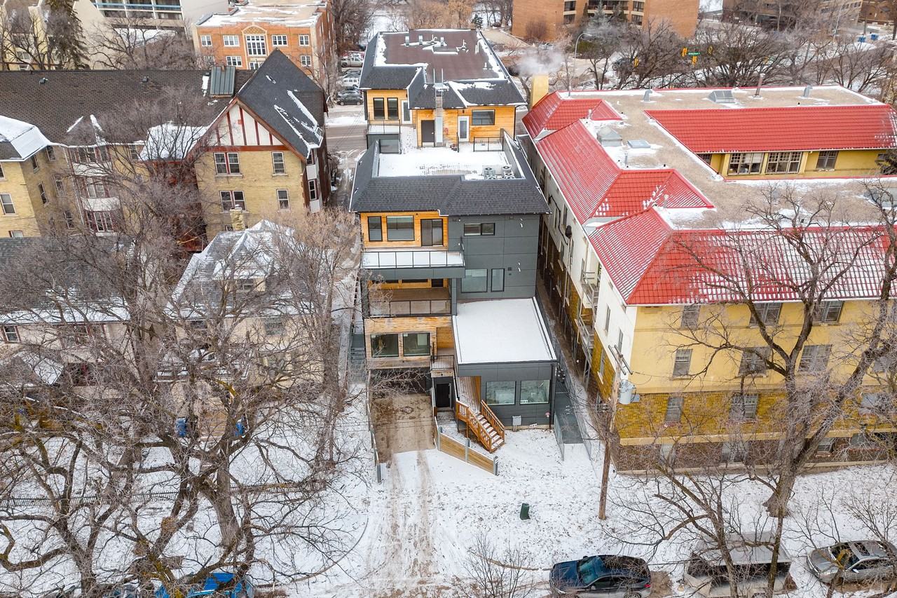 260 Wellington Cres - Photo 2 of 38