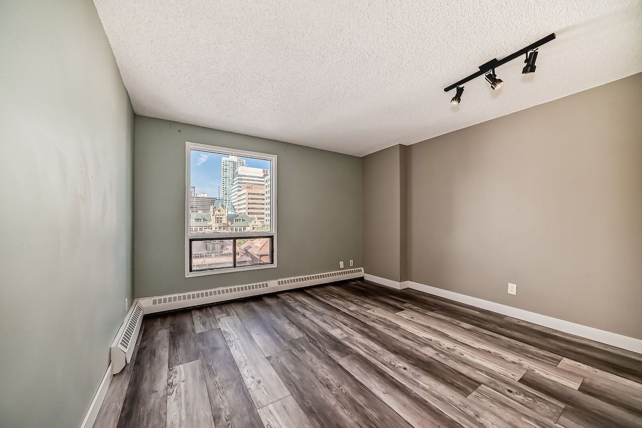 924 14 Ave Sw - Photo 6 of 30