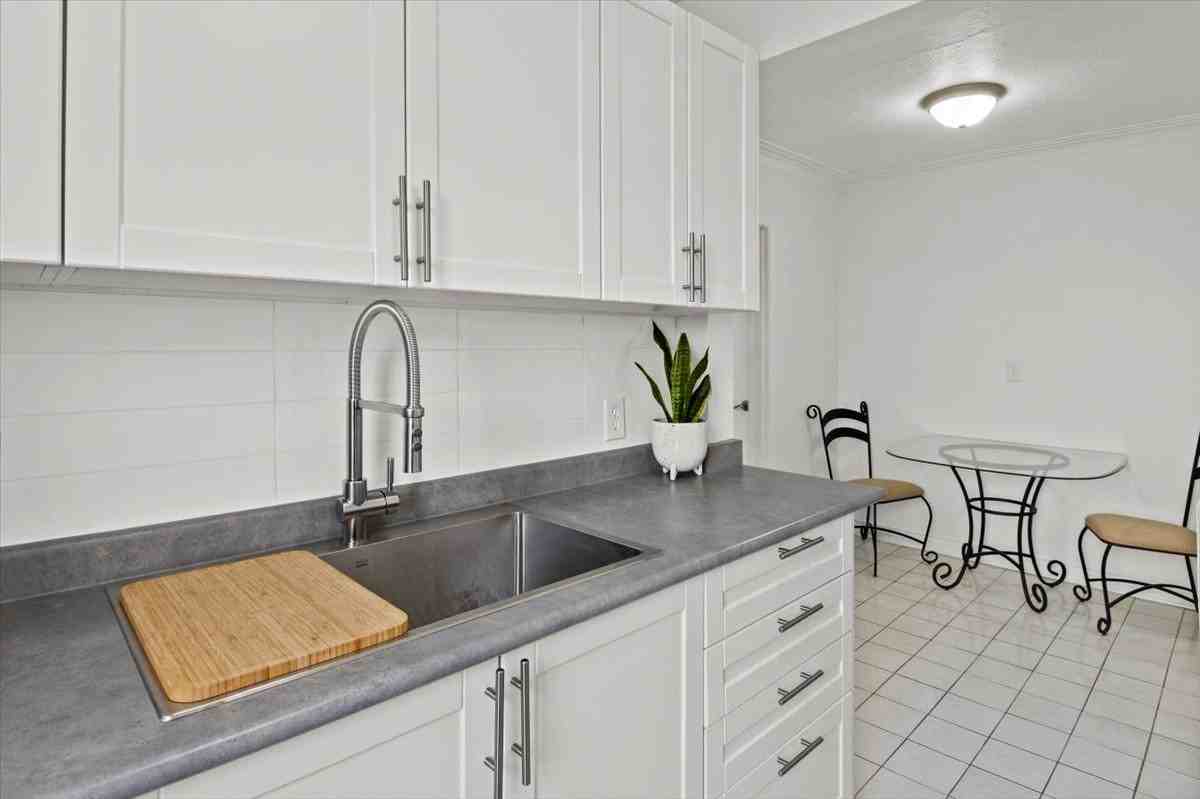 496/498 Simcoe Street North - Photo 5 of 10