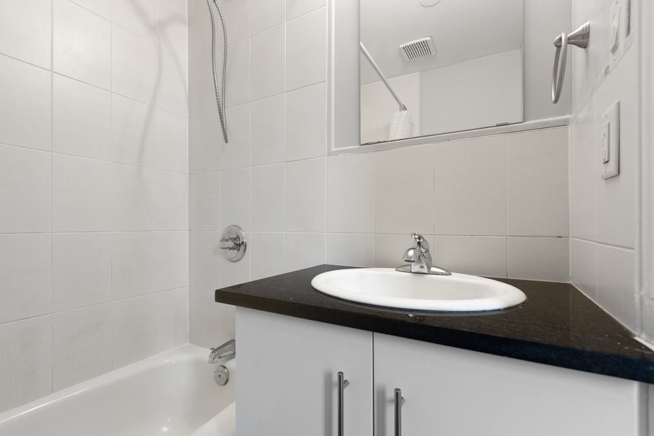 486 Albert St - Photo 5 of 50