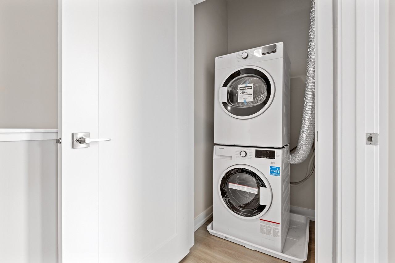 Longfields Square 2 - Photo 7 of 9