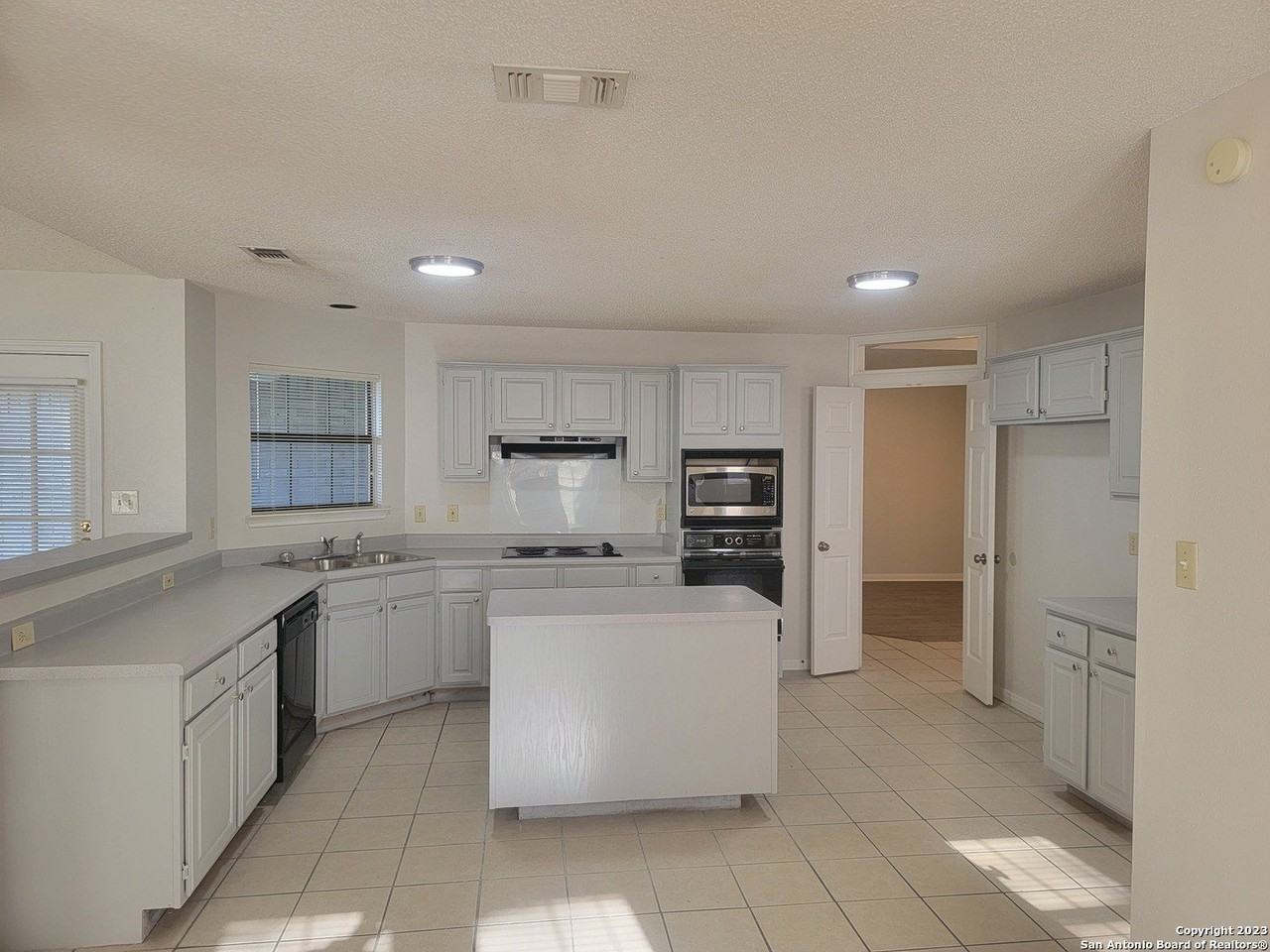 1406 Lightstone Dr - Photo 3 of 32