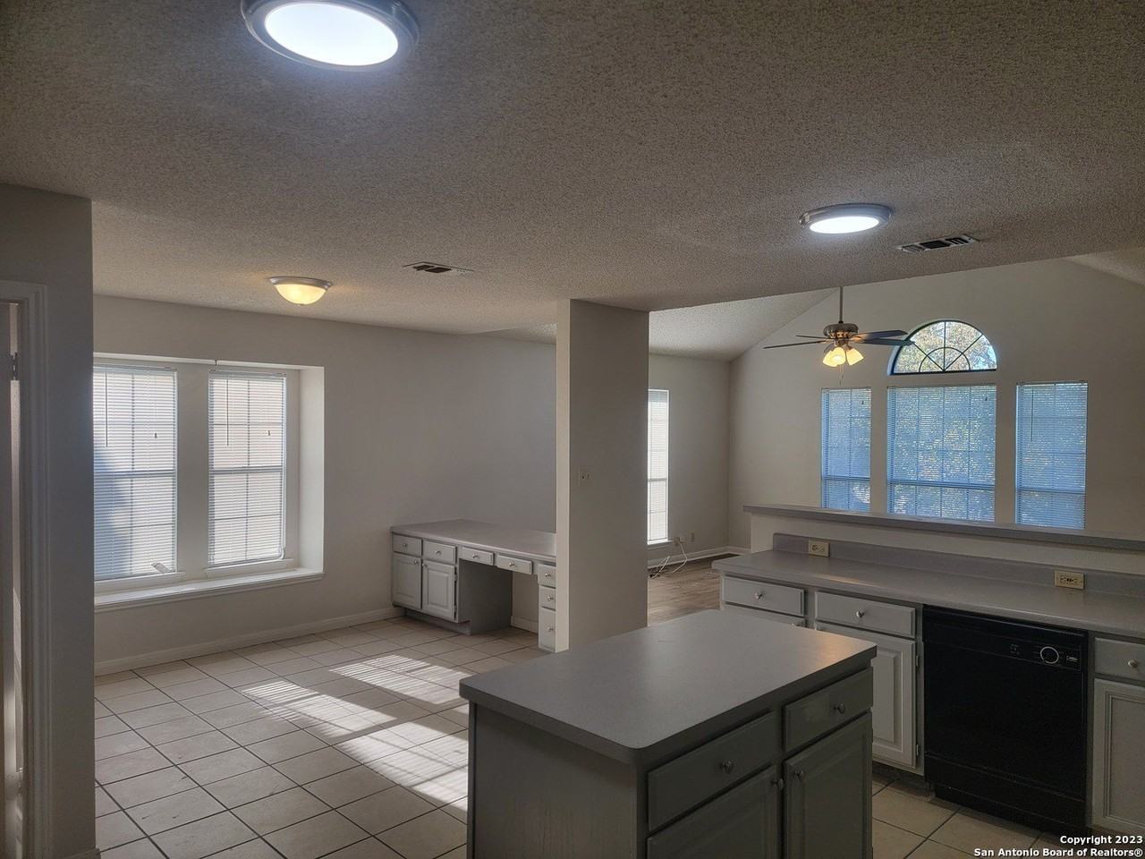 1406 Lightstone Dr - Photo 4 of 32