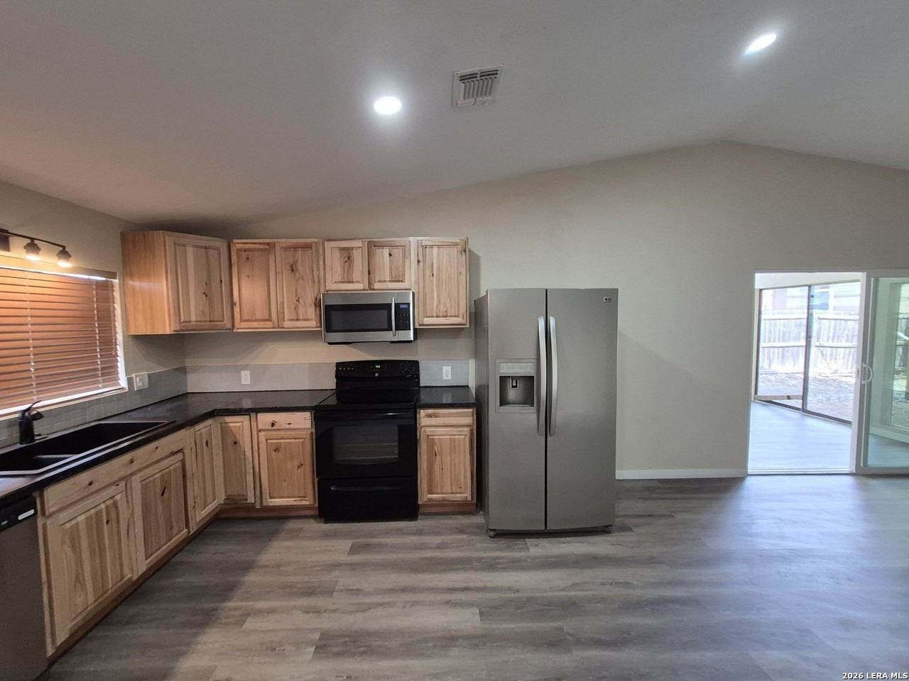 4018 Sunrise Cove Dr - Photo 3 of 39