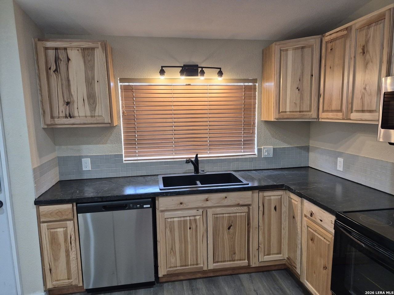 4018 Sunrise Cove Dr - Photo 4 of 39