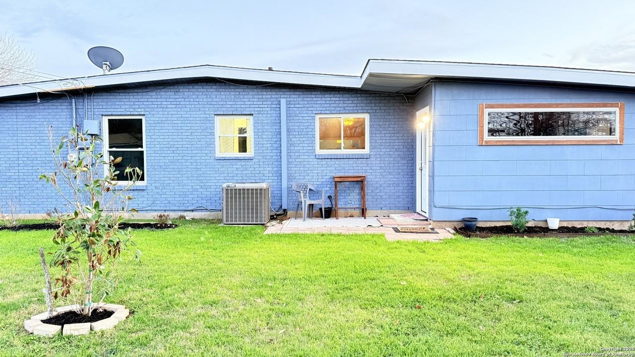 4227 Eisenhauer Rd - Photo 2 of 19