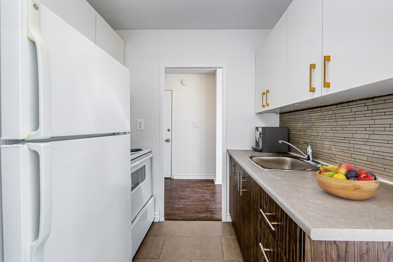 587 Avenue Road - Photo 4 of 6