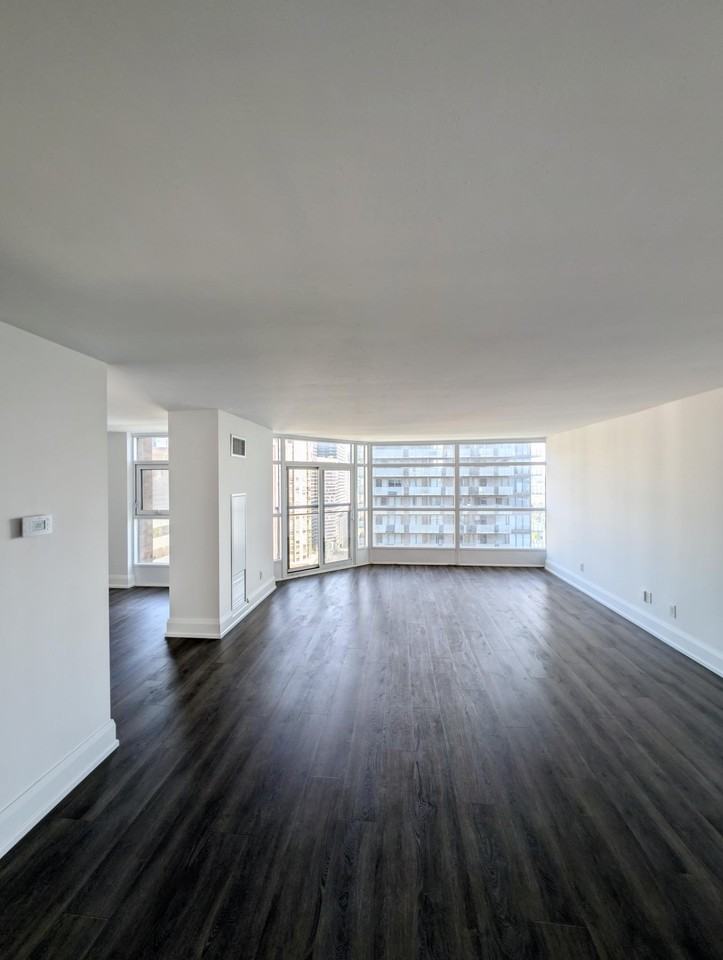 55 Charles St W - Photo 3 of 50