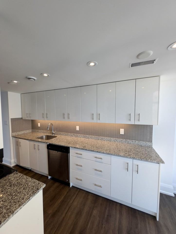 55 Charles St W - Photo 4 of 50