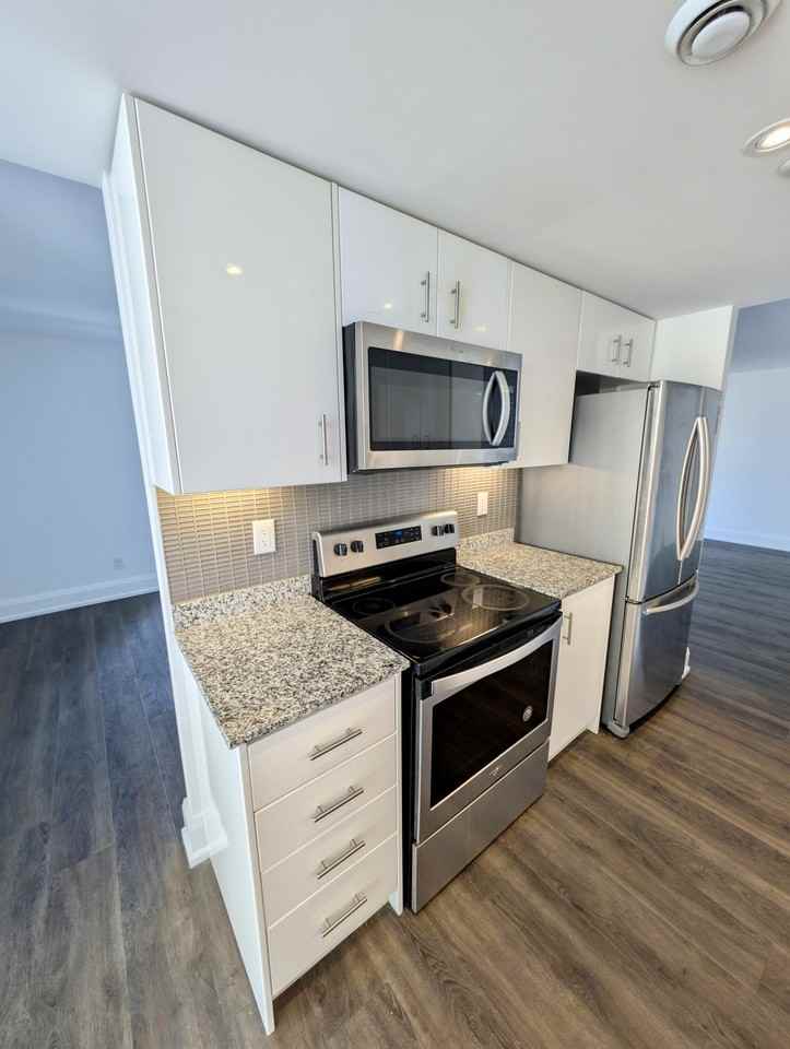 55 Charles St W - Photo 5 of 50