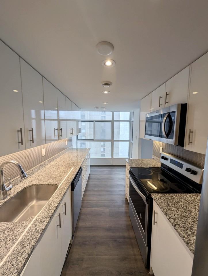 55 Charles St W - Photo 7 of 50