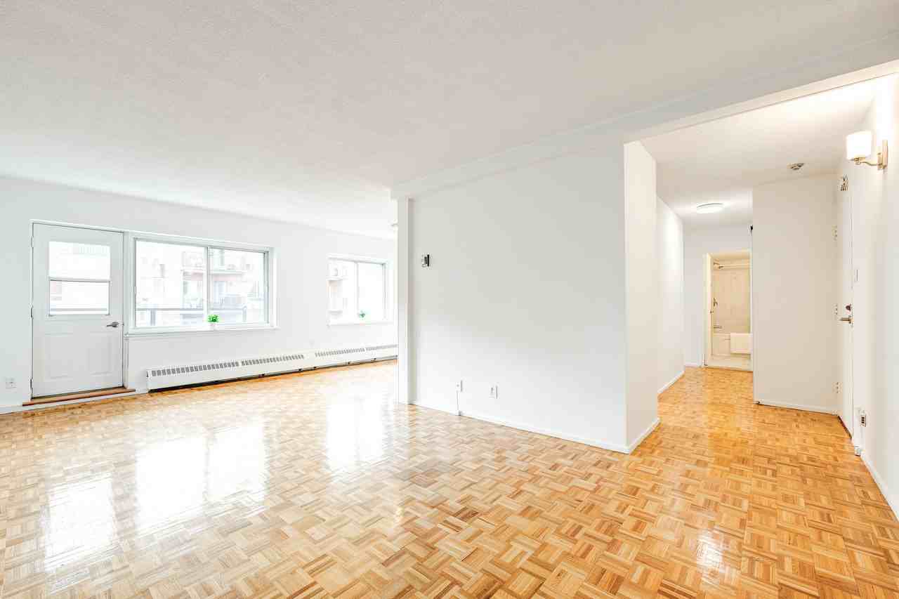 390 Boul De La Côte-Vertu — photo 1