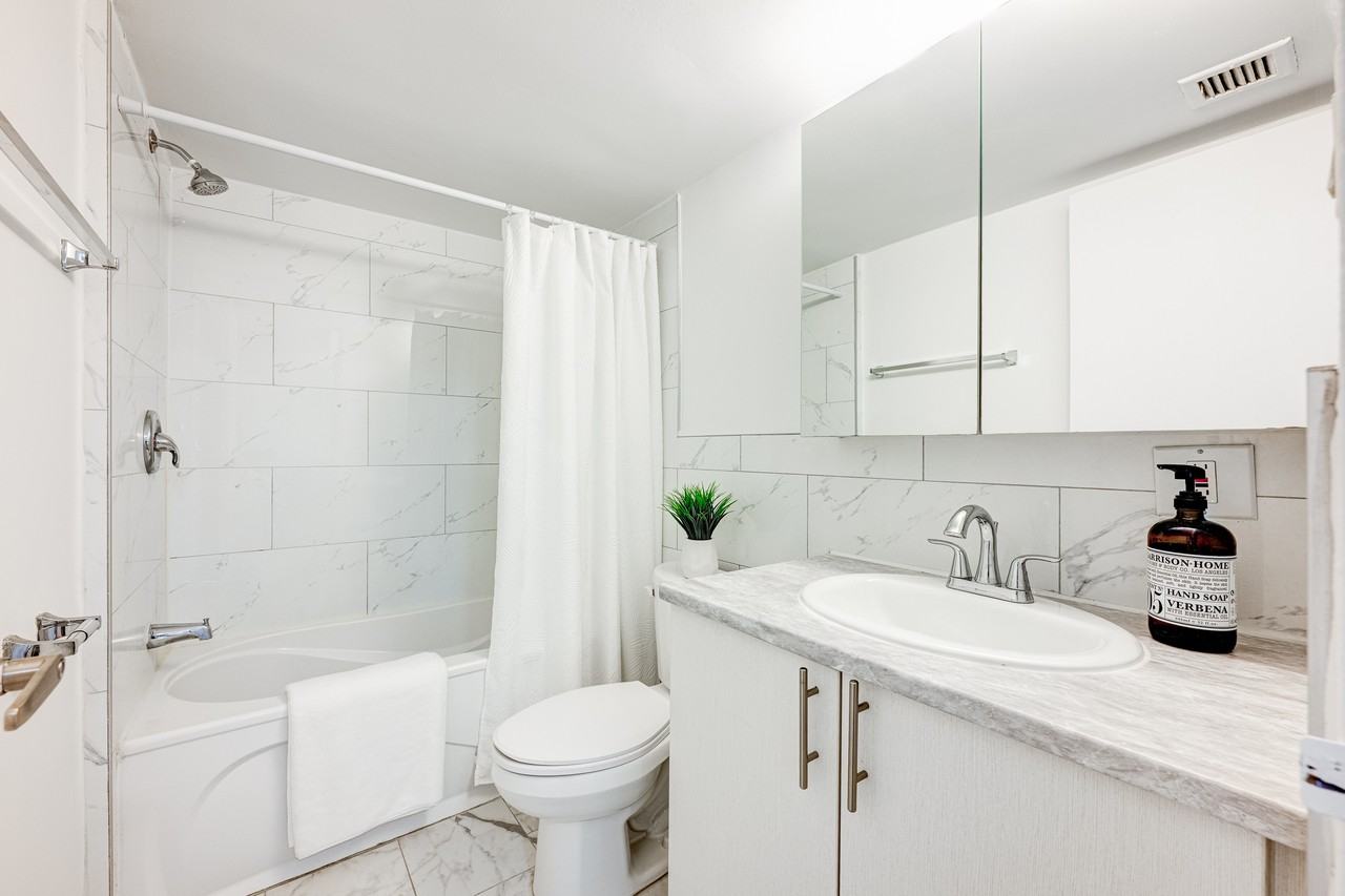 390 Boul De La Côte-Vertu — photo 2