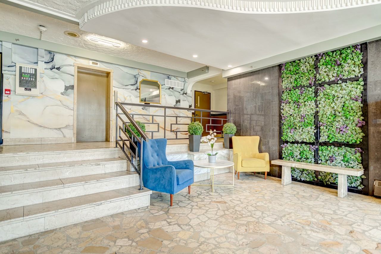 CHÂTEAU LOUIS - Photo 2 of 11