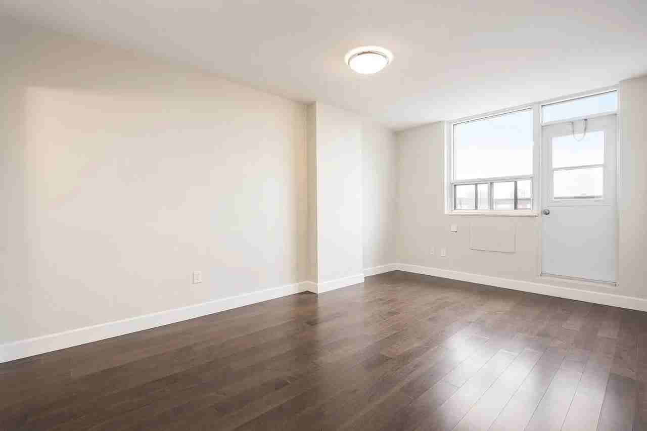 6151 Bathurst St - Photo 6 of 9