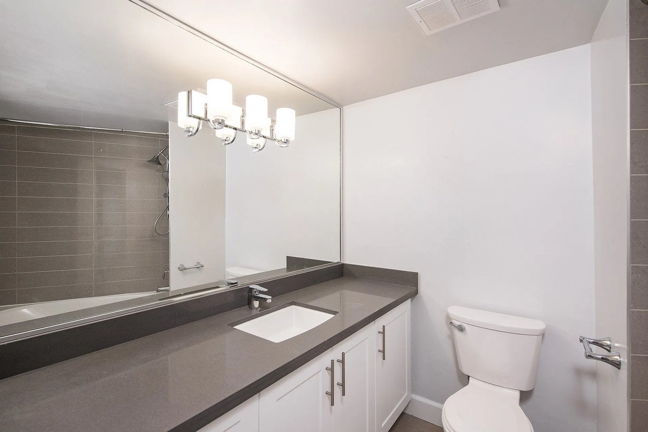 6151 Bathurst St - Photo 7 of 9