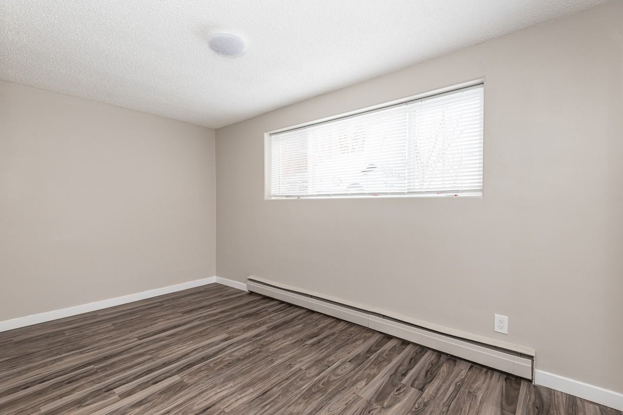 Button Place - Photo 4 of 7