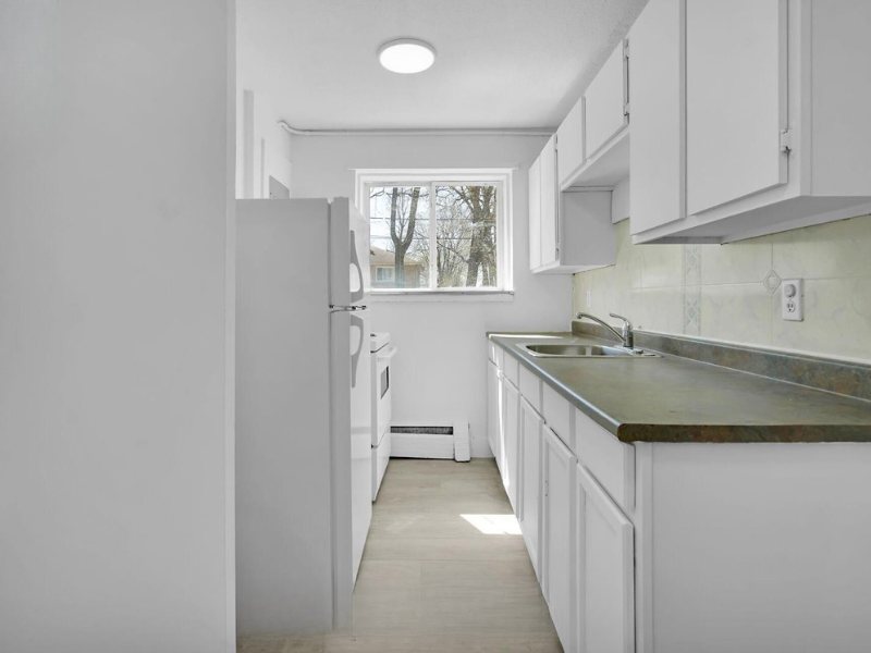 852 Trafalgar - Photo 2 of 5