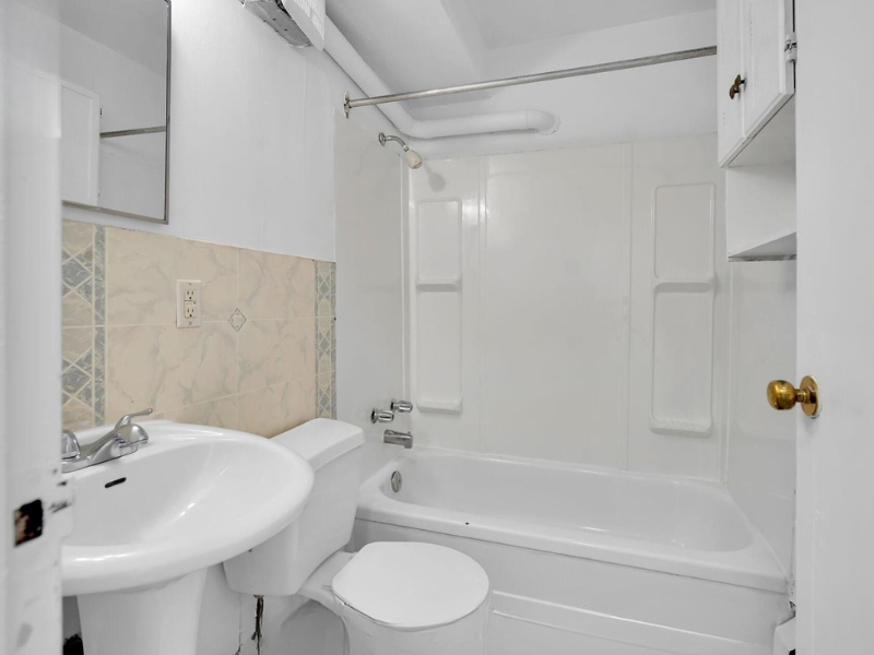 852 Trafalgar - Photo 3 of 5