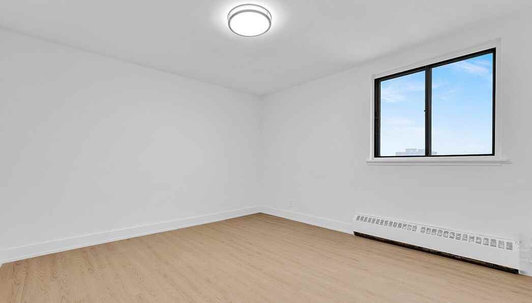 671 Woolwich - Photo 3 of 8