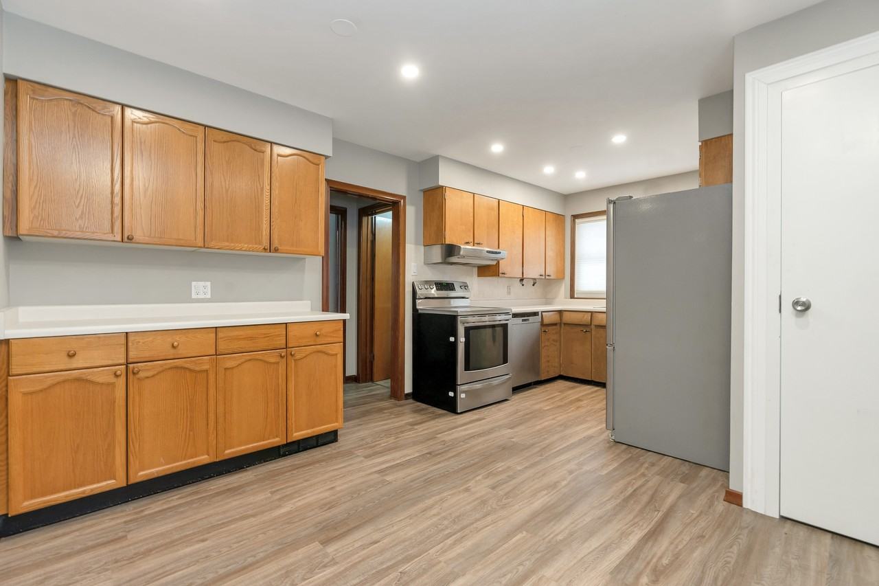 178 Wellington St E, Barrie, ON L4M 2C8, Canada - Photo 2 of 11