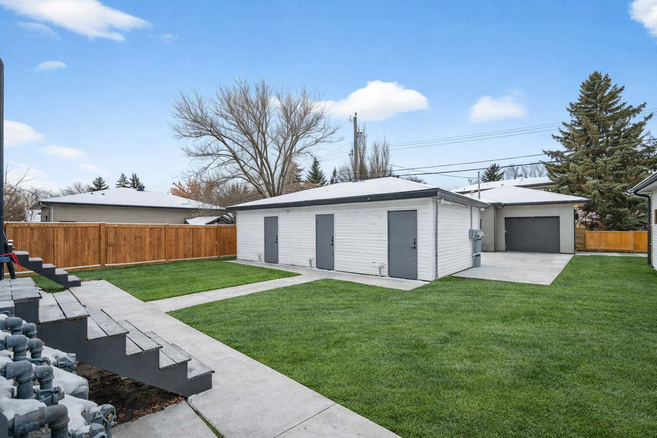 Modern 3 Bedroom, 2.5 Bathroom Townhome - Photo 7 of 34